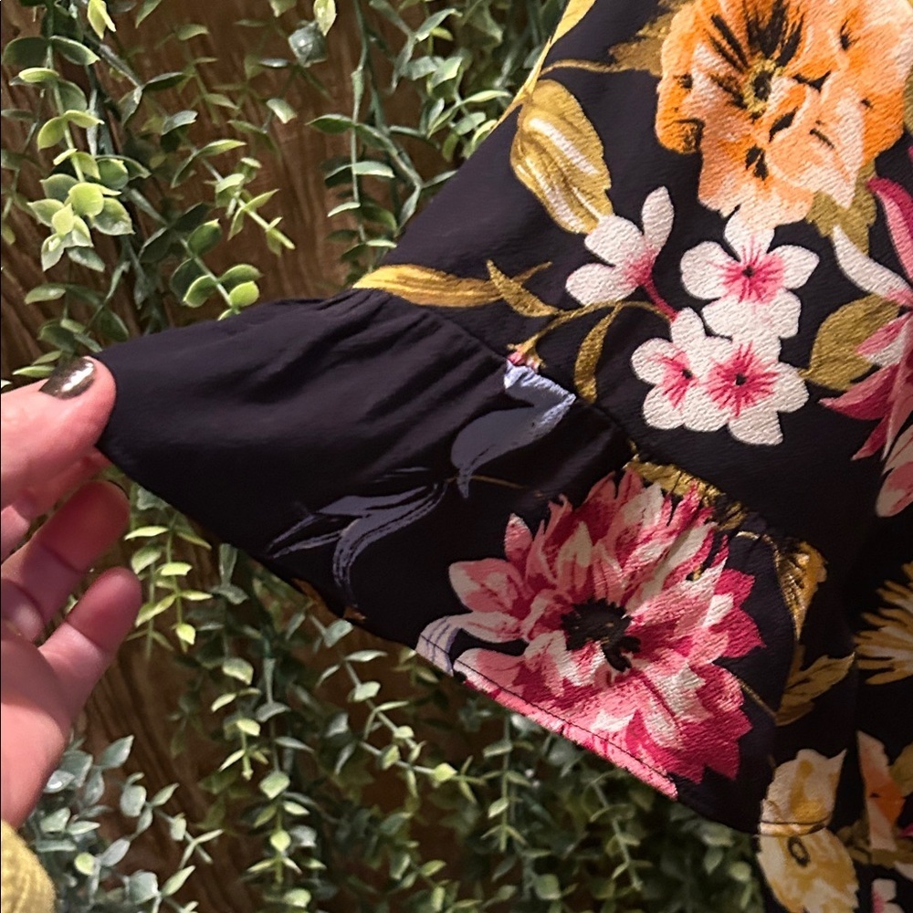 LOFT NWT Floral Black Women's Top - Picture 2 of 4